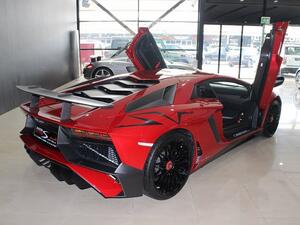 ستصنع لمبرجيني 600 نسخة في العالم من طراز افنتادور SV؛ ستتوفر 200 نسخة منها في الولايات المتحدة الأمريكية، و 200 نسخة في أوروبا والشرق الأوسط وأفريقيا، و 200 نسخة في دول شرق آسيا