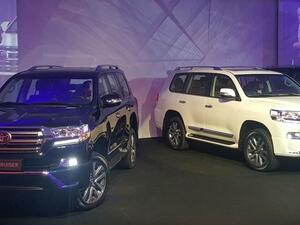 وصلت التجديدات على لاندكروزر حتى إلى مقابض أبوابها، ومن الخلف حصلت هذه السيارة الكبيرة على مصابيح LED جديدة بالإضافة إلى لمسات من الكروم التي تعكس هوية متجانسة مع تصميمها من الأمام