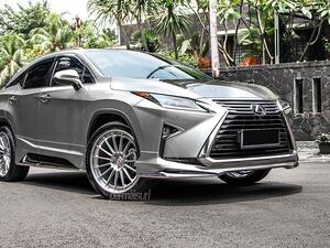 حصلت لكزس RX200t هنا على مجموعة من إطارات HRE RS103 المصقولة قياس 22 إنش تحيط بها عجلات تويوPXS-T2 265/40