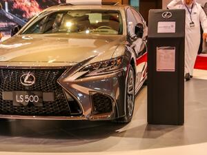 جذبت LS الأنظار بشكل مميز في المعرض, حيث نجح تصميمها الجريء بزواياه الحادة بجذب زوار المعرض لاستكشاف هذه السيارة التي لم تخيب الظن كذلك من الداخل