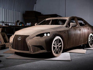 لكزس تقدم سيارة مصنوعة من الكرتون 