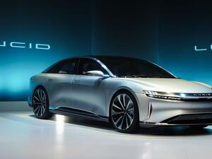 تعتبر سيارة سيدان تسلا S سيارة منافسة أساسية لسيارة Lucid Air