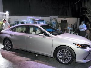 إطلاق سيارة Lexus ES هجينة في الإمارات