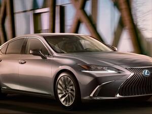 أكدت لكزس أن ES 2019 الجديدة كلياً مبنية على قاعدة عجلات TNGA، ما يعني راحة أكبر في القيادة والتحكم ومساحة أكبر في الداخلية