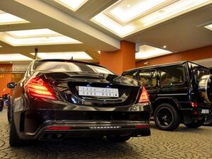 اشتملت التعديلات الخارجية التي حصلت عليها هذه السيارة الألمانية التي تحمل لوحة أرقام "ب د ر 8888" على العديد من الأجزاء المصنوعة من الكاربون فايبر