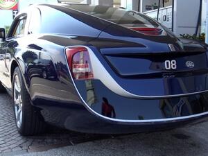 رولز رويس Sweptail تحمل محرك V12 بسعة 6.7 لتر ينتج 453 حصان، وعملت رولز رويس على السيارة سرّاً لعامين قبل أن تكشف عنها قبل أسبوعين