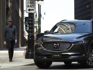 داخلية السيارة تتكون من عجلة قيادة بثلاثة زوايا وزخارف معدنية ونظام معلومات في شاشة ضخمة يصل حجمها 7 إنش