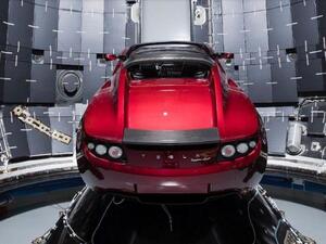 ميكانيكياً تعتمد سيارة تيسلا رودستر على 3 محركات كهربائية تولد معاً عزم دوران يبلغ 10 آلاف نيوتن.متر ، وتعمل بنظام دفع رباعي للعجلات