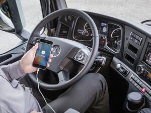 مرسيدس توفر دعم الهواتف الذكية لشاحناتها