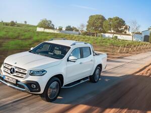 تأتي مرسيدس X-Class على قاعدة عجلات ستشاركها مع نيسان نيفارا بطول 3.15 متر وبطول إجمالي يبلغ 5.34 متر ويبلغ ارتفاع السيارة عن الأرض 202 مم