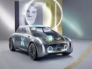 وصولاً إلى داخلية سيارة ميني Vision Next 100 نلاحظ وجود مقود قابل لتغير موضوعة عند ركوب السائق لتمكنه من القيادة في حالة رغبته بإيقاف أنظمة القيادة الذاتية