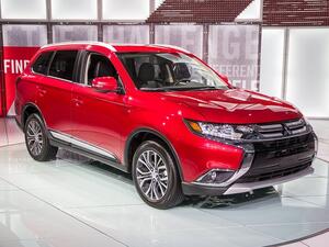 تتوفر ميتسوبيشي اوتلاندر 2016 بثلاثة خيارات من المحركات، الأول رباعي الاسطوانات سعة 2.4 لتر يولد قوة 166 حصان، المحرك الثاني V6 سعة 3 لترات يولد قوة 224 حصان، والخيار الثالث هجين