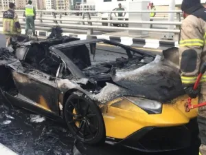في درجات الحرارة العالية جداً، حتى عجلات السيارة يمكن أن تحترق وتتحول إلى ما يشبه الألعاب النارية القابلة للانفجار في أي وقت. (سنيار)