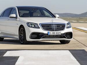 تأتي مرسيدس S-Class المحدثة بواجهة جديدة تشمل الشبك الأمامي الجديد وفتحات التهوية المحدثة لتمييز الفئات المختلفة من السيارة