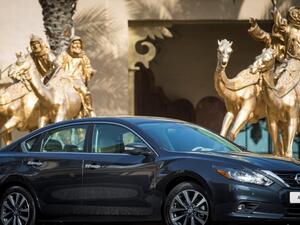 تتوفر نيسان ألتيما 2017 بألوان تشمل الفضّي المعدني، الفضّي اللمّاع، الرمادي المعدني، الأسود, الأحمر, والأبيض اللؤلؤي