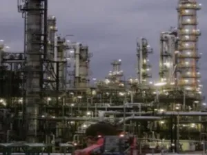 يتزايد في محطات توليد الطاقة الكهربائية المملوكة للدولة استخدامات الوقود السائل بسبب نقص الغاز، الذي تستورد الكويت منه نحو 500 مليون قدم مكعبة يوميا للإيفاء باحتياجات الطلب المحلي 