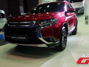 تتوفر ميتسوبيشي اوتلاندر 2016 بثلاثة خيارات من المحركات، الأول رباعي الاسطوانات سعة 2.4 لتر يولد قوة 166 حصان، المحرك الثاني V6 سعة 3 لترات يولد قوة 224 حصان، والخيار الثالث هجين