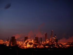 قال المدير التنفيذي للبنك الدولي الدكتور ميرزا الحسن الوقت غير مناسب لتنفيذ قرار رفع الدعم عن المشتقات النفطية وليس من العدالة أن ترفع الدعم ولديك فقراء سيتضررون"