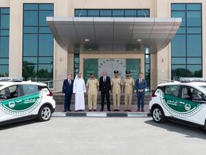شرطة دبي تضيف سيارة كهربائية إلى أسطولها