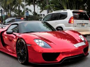 بورش 918 سبايدر سعودية بالكروم الأحمر تجذب أنظار مدينة ميامي