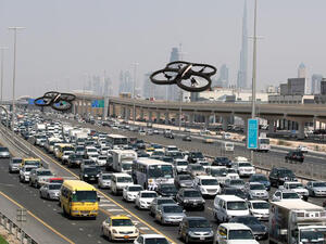 الطائرات بدون طيار تستخدم تكنولوجيا الجيل الرابع للإنترنت ويسيطر عليها ضباط في غرفة القيادة