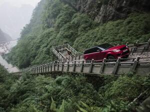 رنج روفر سبورت 2018 تخوض تحدي التنين وتصعد 999 درجة