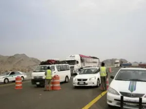 وقف رجال الأمن قائد السيارة ومرافقه (مواطنان) وبعد التحقق من الوضع أخلي سبيلهما مع حمولتهما التي كانت تنقل بطريقة خطرة