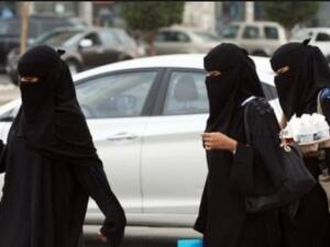 اعتمدت السعودية على تطبيق أحكام نظام المرور ولائحته التنفيذية — بما فيها إصدار رخص القيادة — على الذكور والإناث على حد سواء.