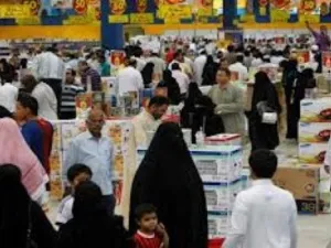 قدر المستشار الاقتصادي معدل صرف الأسر في آخر ستة أيام من شهر رمضان بنحو 15 مليار ريال، يذهب 40 في المائة منها إلى شراء الكماليات، و60 في المائة منها لشراء الأساسيات