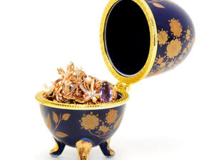 ذكر الحواري أن ثمن غرام الـ 24 قيراطا بلغ 30 دينارا يوم الجمعة الفائت، فيما بلغ غرام الـ21 قيراطا 24.70 دينار، كما سجل الغرام من عيار 18 قيراطا 21.5 دينار