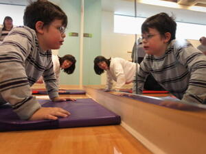 أفاد خبراء الصحة بأن مزاولة الأطفال للرياضة لها فوائد عديدة، منها زيادة نمو العضلات ليكتسب الطفل المهارات الحركية التي يحتاجها