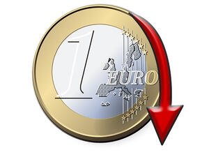 انخفاض قيمة اليورو مع انطلاق برنامج التيسير الكمي الأوروبي وتزامن ذلك مع ارتفاع قيمة الاسترليني