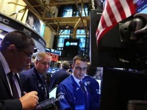 هوت أسعار الذهب والنفط الى مستويات متدنية فإن أسواق الأسهم الأميركية والأوروبية حافظت على تماسكها مع شيوع التوقعات بأن الأزمة ستنتهي سريعاً، وأن الحكومة الفدرالية الأميركية ستعود الى عملها خلال الأيام وربما الساعات المقبلة