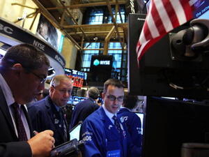 هوت أسعار الذهب والنفط الى مستويات متدنية فإن أسواق الأسهم الأميركية والأوروبية حافظت على تماسكها مع شيوع التوقعات بأن الأزمة ستنتهي سريعاً، وأن الحكومة الفدرالية الأميركية ستعود الى عملها خلال الأيام وربما الساعات المقبلة