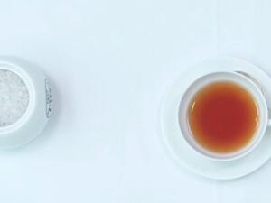 نوع الشاي الأكثر تميزاً من بين 800 نوع آخر، هو شاي الذهب، والذي يعتبر الأغلى سعراً في العالم