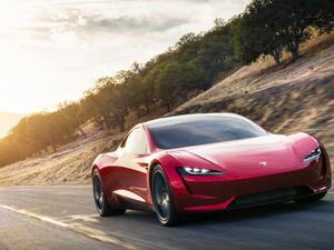 تيسلا تبهر العالم بمفاجأة من العيار الثقيل بالكشف عن رودستر الجديدة كأسرع سيارة في العالم