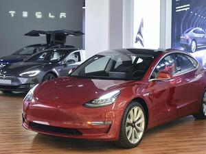 تيسلا مودل 3 تصل إلى أبوظبي