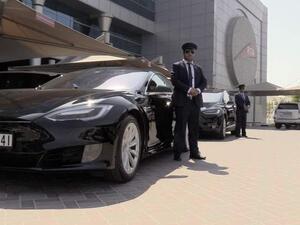 تم تشغيل خمسين سيارة كهربائية من طراز تيسلا منذ سبتمبر 2017 – 25 منها سيدان نموذج S والباقي هي سيارات دفع رباعي نموذج X