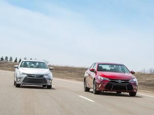 حصلت كامري 2016 على تصميم أكثر شراسة يحمل هوية رياضية، مع مصابيح LED أمامية وشبك أمامي أكبر حجماً، ولكن هذه السيارة اليابانية حافظت على هويتها