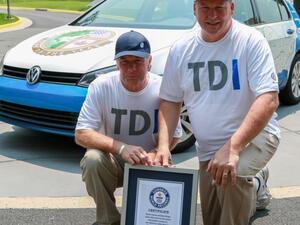 إستحق الإثنان شهادة من موسوعة جينيس لتحقيقهم الرقم القياسي في المحافظة على الوقود خلال السير لأطول مسافة