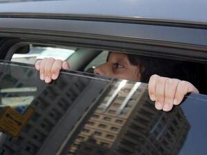 يجب على الآباء ألا يتركوا أطفالهم داخل السيارات المقفلة ولو لمدة دقيقة واحدة، لأن ذلك قد يؤدي إلى الموت