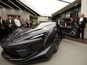 دبليو موتورز تعرض سياراتها الفاخرة في دبي