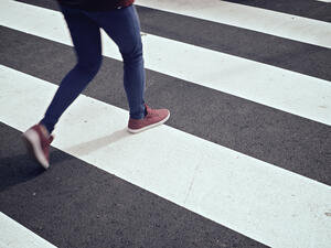 يتعيّن على المشاة عبور الطرق عند الإشارات أو عبر الجسور المخصصة
