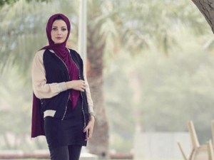 تمتلك غالية بوزعكوك ذوقاً شبابياً مميزاً في ارتداء أزياء الحجاب
