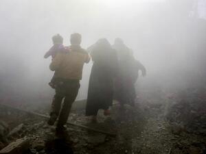 Syrian family flees amid air strikes in Eastern Ghouta (AFP/File Photo)