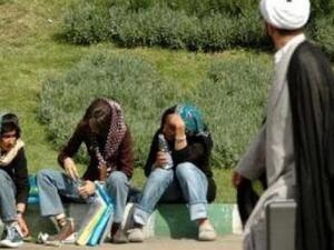 ويستخدم التطبيقان من قبل العديد من الشركات للتواصل مباشرة مع عملائها.

