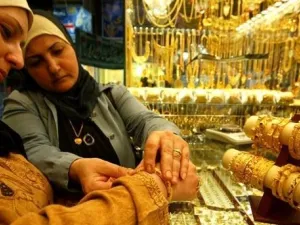 سيدتان أمام إحدى محال الصاغة