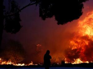 وتستخدم فرق الإنقاذ والطوارئ، القوارب والطائرات المروحية لإجلاء السكان والسياح عن شواطئ المتوسط.

