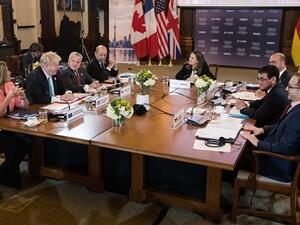 أمضى الوزراء، المجتمعون في تورنتو لمدة يومين، جزءا من اليوم الأول في بحث التوترات مع روسيا 