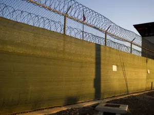 منظمة حقوقية تطالب بمقاضاة المسؤولين عن انتهاكات غوانتنامو - ارشيف 